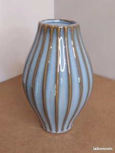 jolie vase original avec ses formes stries en bon etat