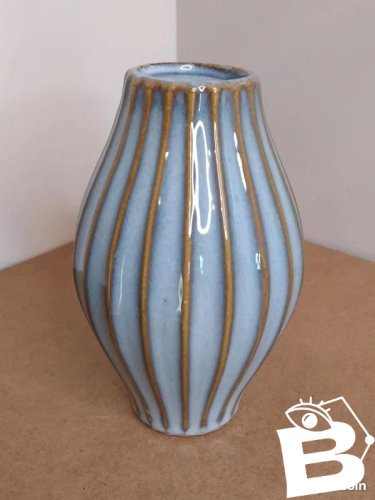jolie vase original avec ses formes stries en bon etat