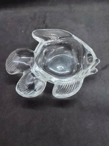 jolie vide poche en cristal signé Art Vannes en forme de poisson en bon etat