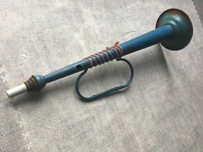 Jouet ancien petite trompette en tôle Peinte : Petite Trompette usures d’usage