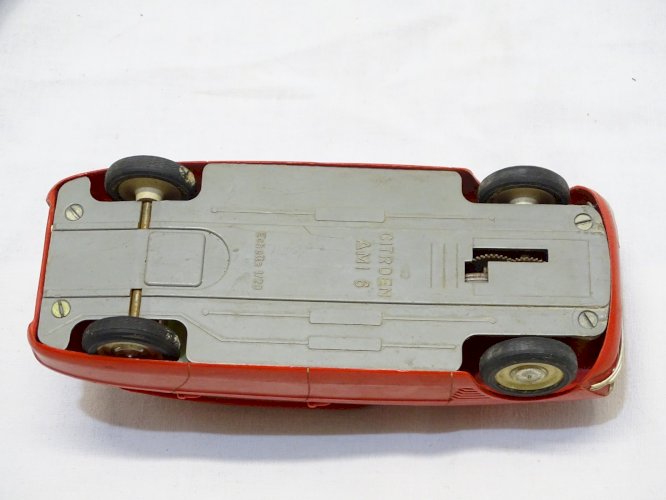- JOUET ANCIEN VOITURE CITROEN AMI 6 ECHELLE 1/20 PLASTIQUE ROUGE A FRICTION