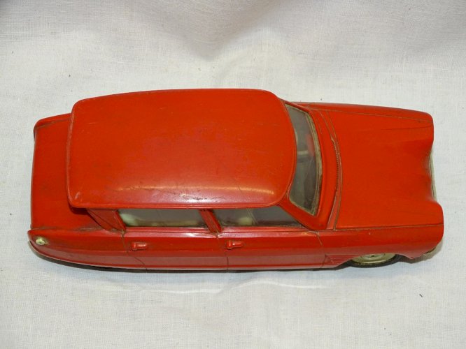- JOUET ANCIEN VOITURE CITROEN AMI 6 ECHELLE 1/20 PLASTIQUE ROUGE A FRICTION