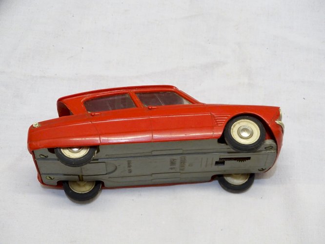 - JOUET ANCIEN VOITURE CITROEN AMI 6 ECHELLE 1/20 PLASTIQUE ROUGE A FRICTION