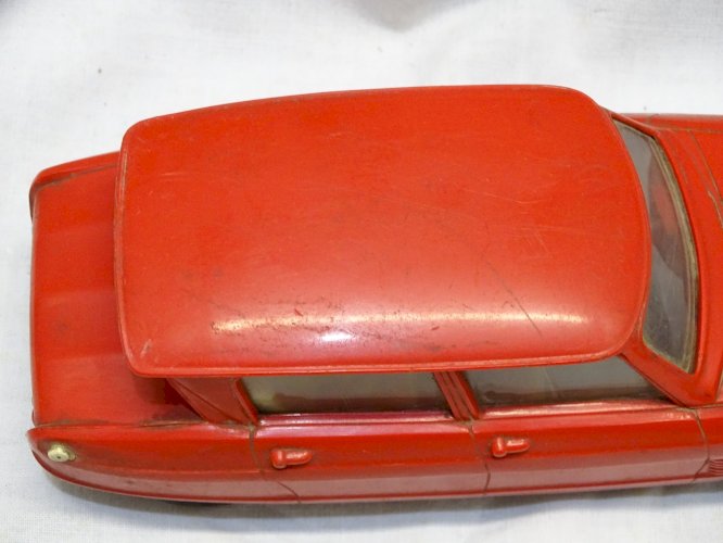 - JOUET ANCIEN VOITURE CITROEN AMI 6 ECHELLE 1/20 PLASTIQUE ROUGE A FRICTION