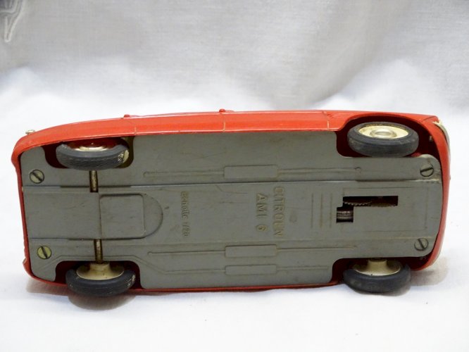 - JOUET ANCIEN VOITURE CITROEN AMI 6 ECHELLE 1/20 PLASTIQUE ROUGE A FRICTION