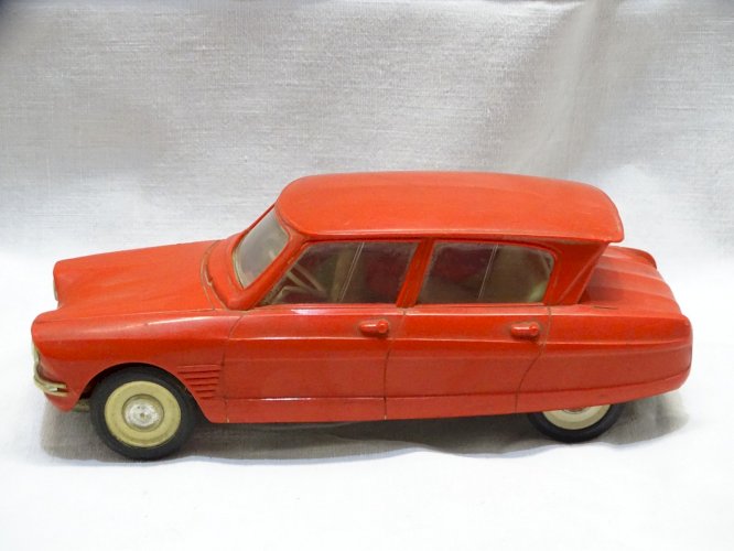 - JOUET ANCIEN VOITURE CITROEN AMI 6 ECHELLE 1/20 PLASTIQUE ROUGE A FRICTION