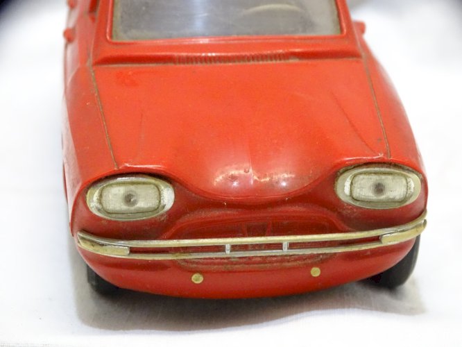 - JOUET ANCIEN VOITURE CITROEN AMI 6 ECHELLE 1/20 PLASTIQUE ROUGE A FRICTION
