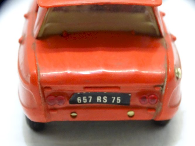 - JOUET ANCIEN VOITURE CITROEN AMI 6 ECHELLE 1/20 PLASTIQUE ROUGE A FRICTION