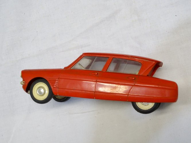 - JOUET ANCIEN VOITURE CITROEN AMI 6 ECHELLE 1/20 PLASTIQUE ROUGE A FRICTION