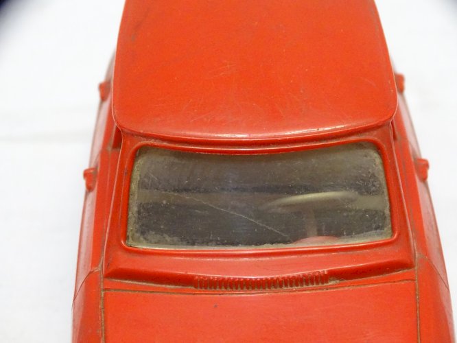 - JOUET ANCIEN VOITURE CITROEN AMI 6 ECHELLE 1/20 PLASTIQUE ROUGE A FRICTION
