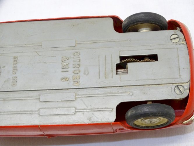- JOUET ANCIEN VOITURE CITROEN AMI 6 ECHELLE 1/20 PLASTIQUE ROUGE A FRICTION