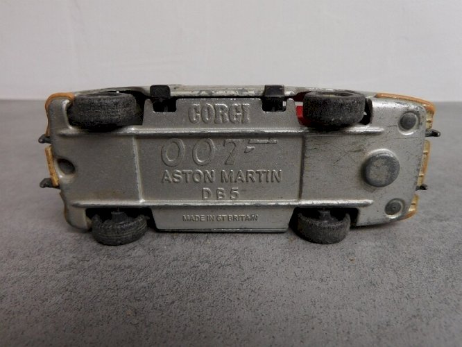 JOUET ANCIEN VOITURE CORGI 07 ASTON MARTIN DBS N°19