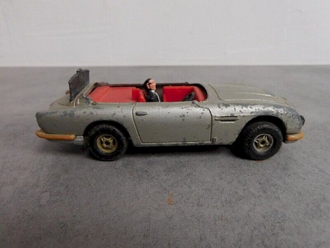 JOUET ANCIEN VOITURE CORGI 07 ASTON MARTIN DBS N°19