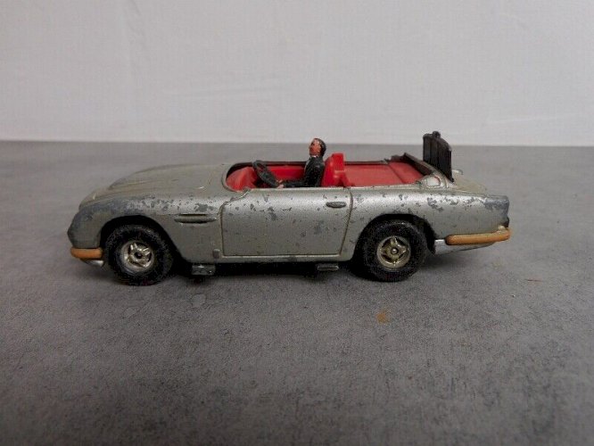 JOUET ANCIEN VOITURE CORGI 07 ASTON MARTIN DBS N°19