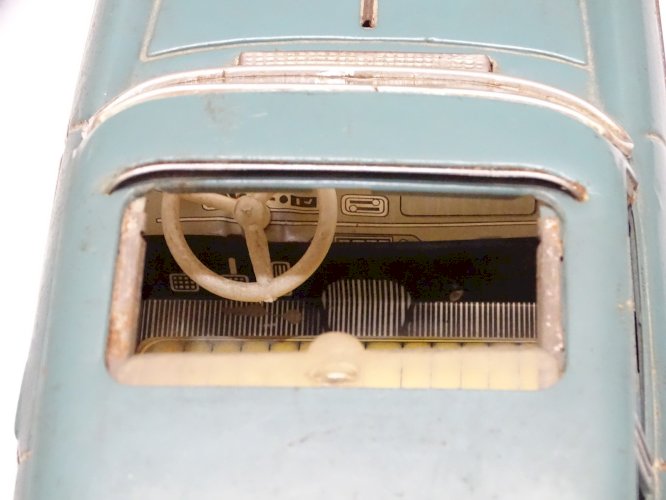 - JOUET ANCIEN VOITURE PEUGEOT 404  METAL JOUSTRA made in France  Longueur 30 cm