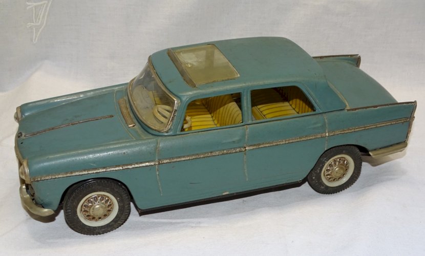 - JOUET ANCIEN VOITURE PEUGEOT 404  METAL JOUSTRA made in France  Longueur 30 cm