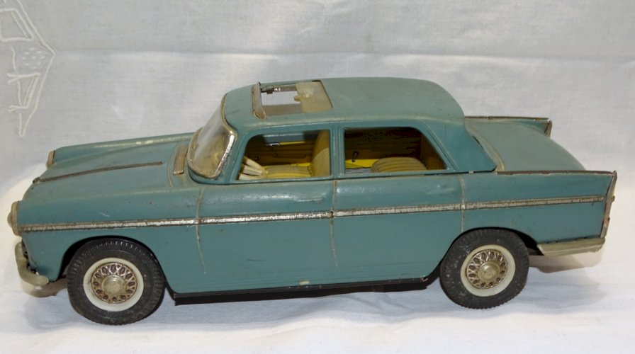 - JOUET ANCIEN VOITURE PEUGEOT 404  METAL JOUSTRA made in France  Longueur 30 cm