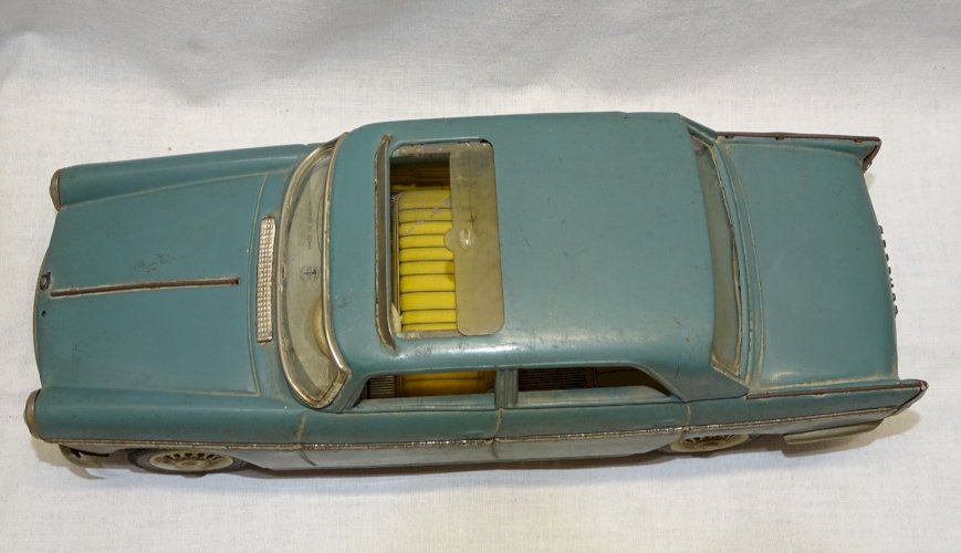 - JOUET ANCIEN VOITURE PEUGEOT 404  METAL JOUSTRA made in France  Longueur 30 cm