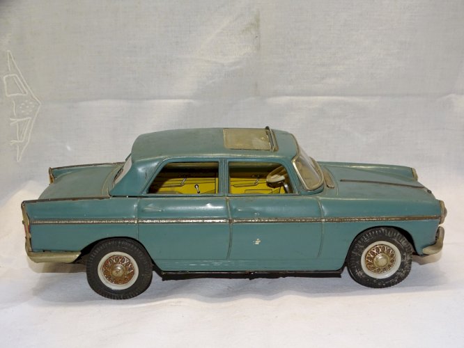 - JOUET ANCIEN VOITURE PEUGEOT 404  METAL JOUSTRA made in France  Longueur 30 cm