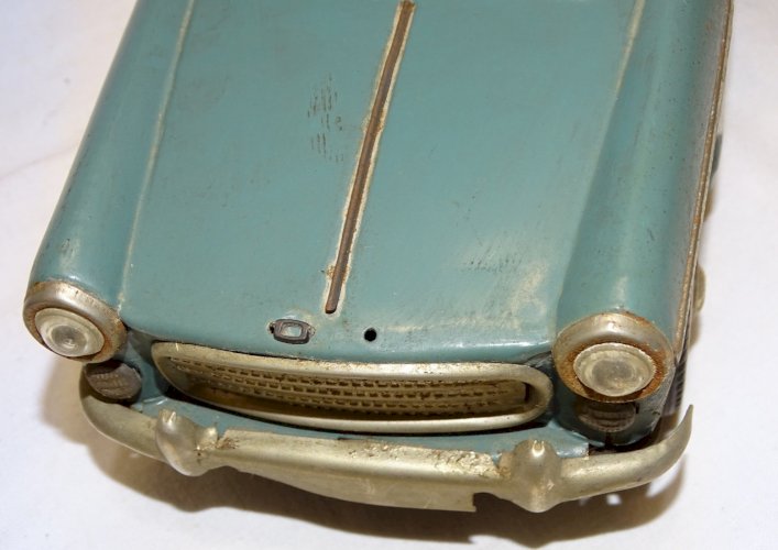 - JOUET ANCIEN VOITURE PEUGEOT 404  METAL JOUSTRA made in France  Longueur 30 cm