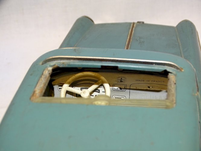 - JOUET ANCIEN VOITURE PEUGEOT 404  METAL JOUSTRA made in France  Longueur 30 cm