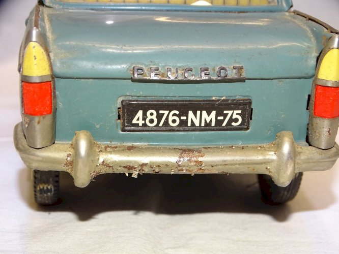 - JOUET ANCIEN VOITURE PEUGEOT 404  METAL JOUSTRA made in France  Longueur 30 cm