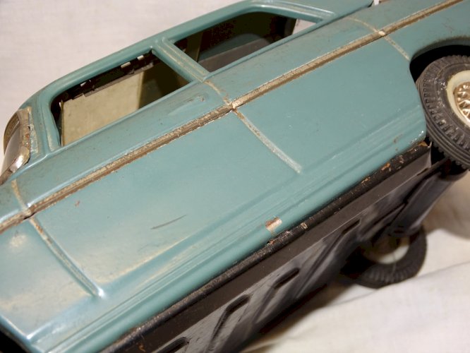- JOUET ANCIEN VOITURE PEUGEOT 404  METAL JOUSTRA made in France  Longueur 30 cm