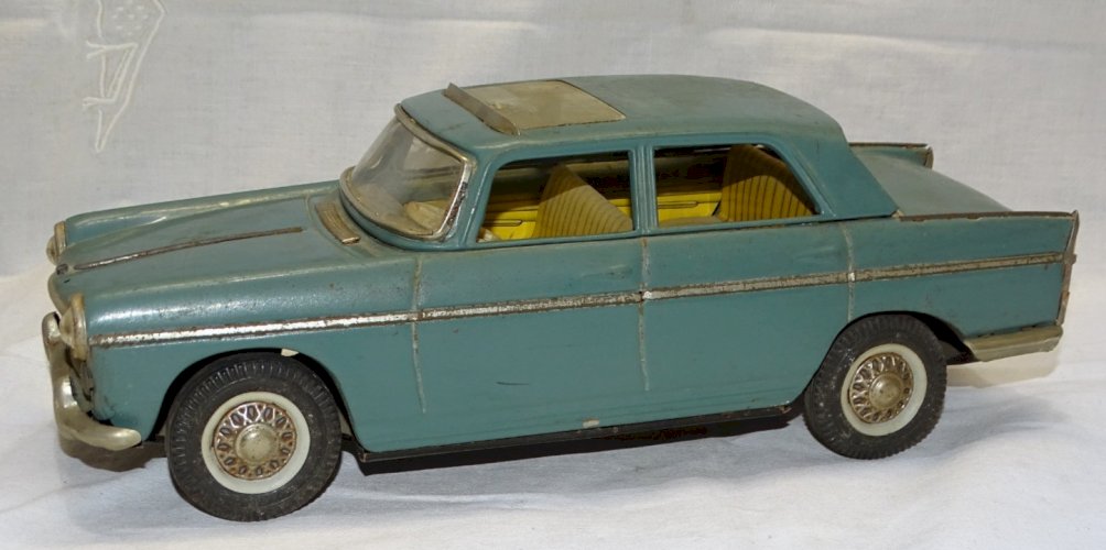- JOUET ANCIEN VOITURE PEUGEOT 404  METAL JOUSTRA made in France  Longueur 30 cm