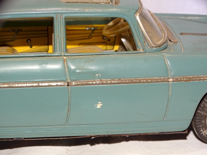 - JOUET ANCIEN VOITURE PEUGEOT 404  METAL JOUSTRA made in France  Longueur 30 cm