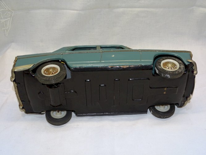 - JOUET ANCIEN VOITURE PEUGEOT 404  METAL JOUSTRA made in France  Longueur 30 cm