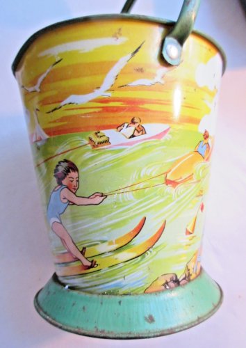 Jouet de plage vers 1950, seau en tôle décoré de jeux divers signé AD, Fer-embal