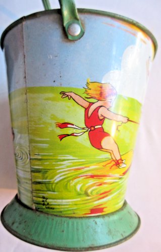 Jouet de plage vers 1950, seau en tôle décoré de jeux divers signé AD, Fer-embal