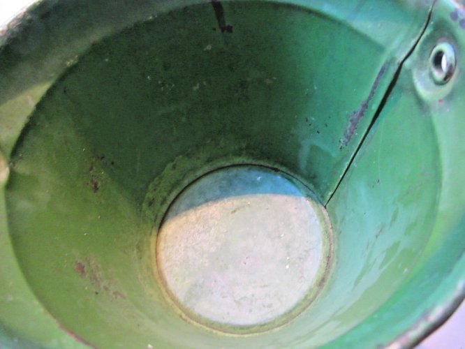 Jouet de plage vers 1950, seau vert en tôle décoré d'un bateau jaune et rouge