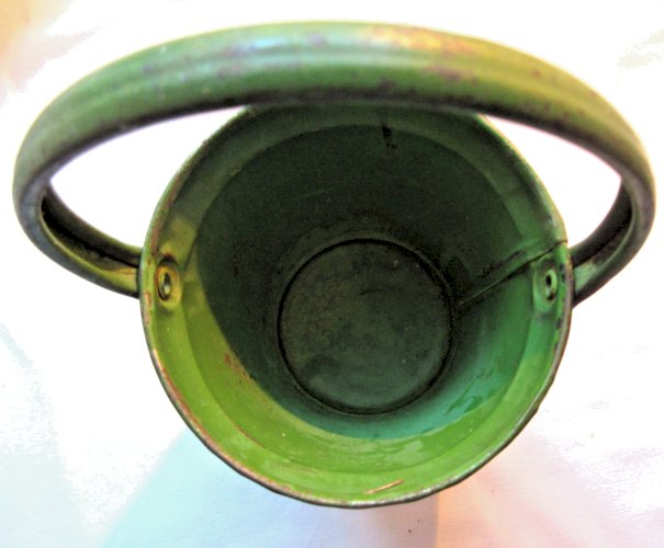 Jouet de plage vers 1950, seau vert en tôle décoré d'un bateau jaune et rouge