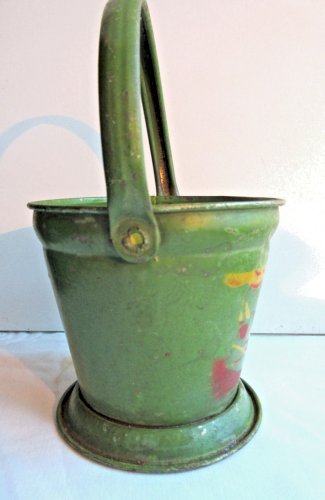 Jouet de plage vers 1950, seau vert en tôle décoré d'un bateau jaune et rouge