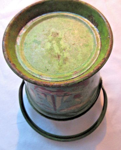 Jouet de plage vers 1950, seau vert en tôle décoré d'un bateau jaune et rouge