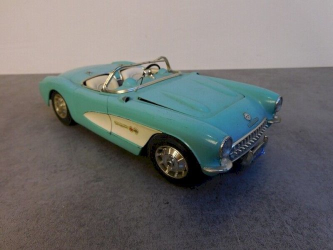 JOUET VOITURE CHEVROLET 1957 URAGO 1/18 N°62