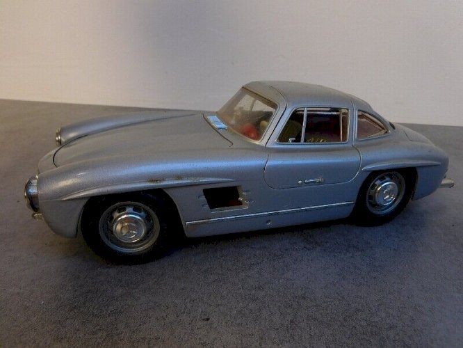 JOUET VOITURE MERCEDES 300 SL URAGO 1/16 N°61