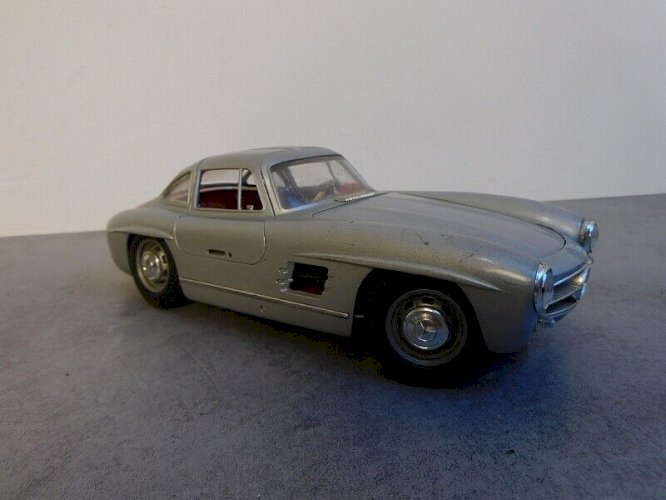 JOUET VOITURE MERCEDES 300 SL URAGO 1/16 N°61
