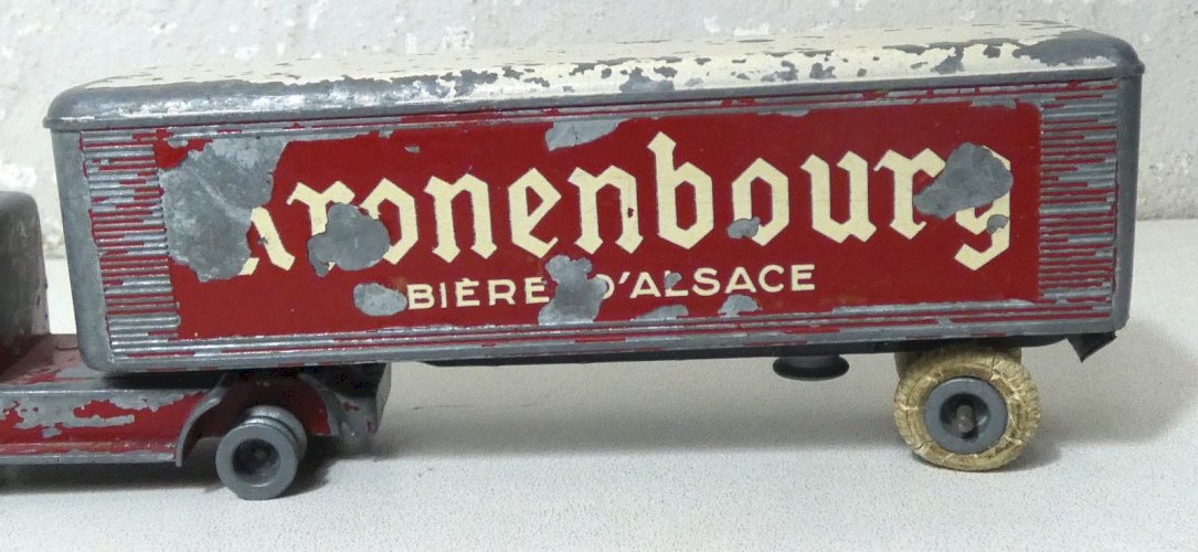 JRD  berliet semi remorque KRONENBOURG modele rouge a toit blanc