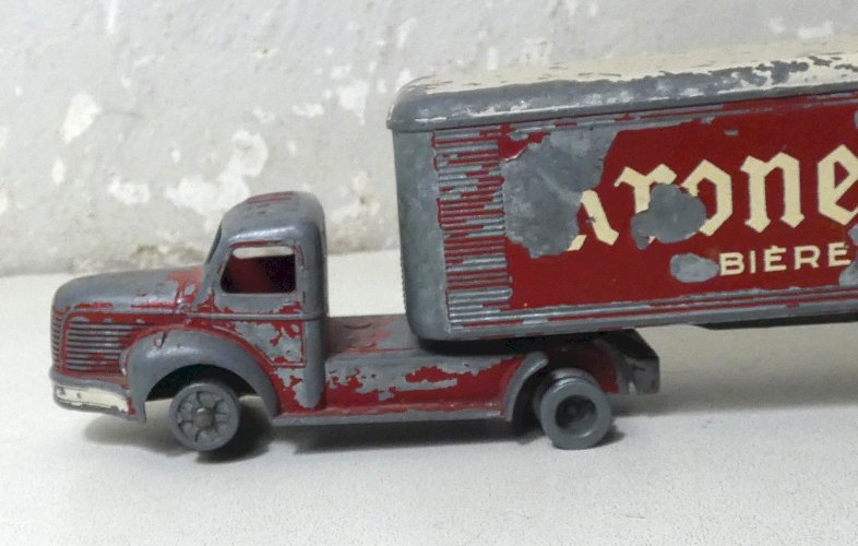 JRD  berliet semi remorque KRONENBOURG modele rouge a toit blanc