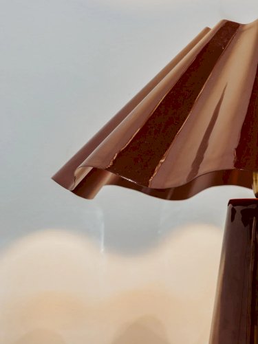 Julia, la lampe à poser en acier laqué bordeaux N°687