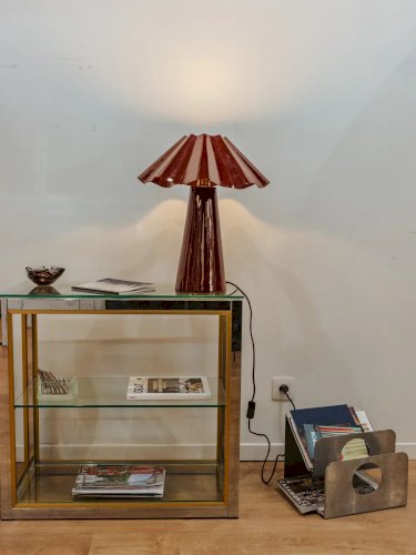 Julia, la lampe à poser en acier laqué bordeaux N°687