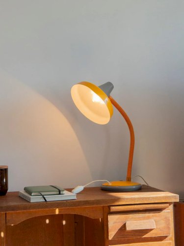 Julia, la lampe à poser en métal jaune N°442