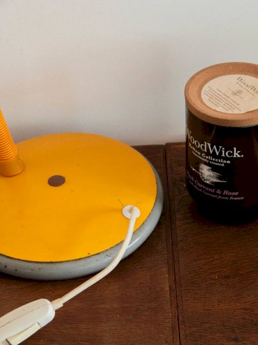 Julia, la lampe à poser en métal jaune N°442