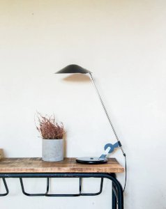Julia, the N°180 metal table lamp