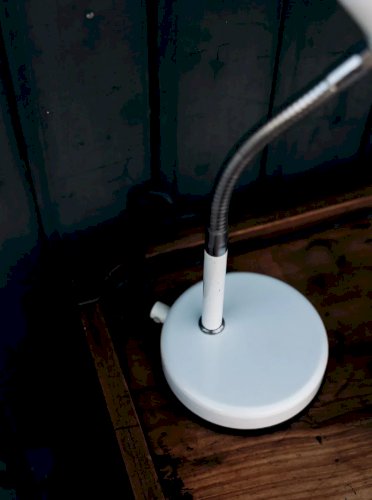 Julia, la lampe à poser en métal N°409