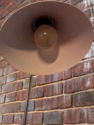 Julia, la lampe à poser en métal N°469