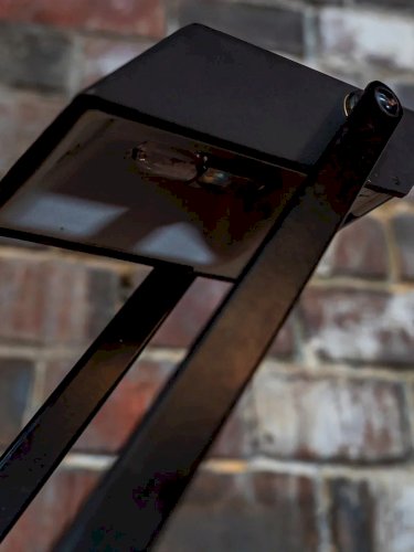 Julia, la lampe à poser en métal N°470