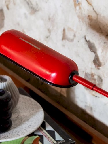 Julia, la lampe à poser en métal rouge N°378